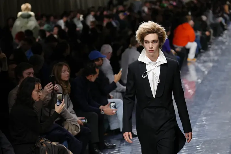 A model wears a creation as part of the Dior Fall/Winter 2026-2027 Men’s collection presented in Paris, Wednesday, Jan. 21, 2026. (AP Photo/Aurelien Morissard)