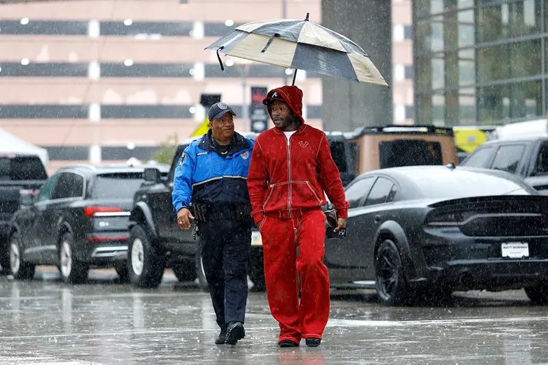 New Orleans Saints running back Alvin Kamara (41) arrives before an NFL football game against the New York Giants, Sunday, Oct. 5, 2025, in New Orleans. (AP Photo/Tyler Kaufman, File)